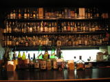 3段にわたるバックバーには約300本のウイスキーやブランデーが並んでいます。あなたのお好みは見つかりますか？